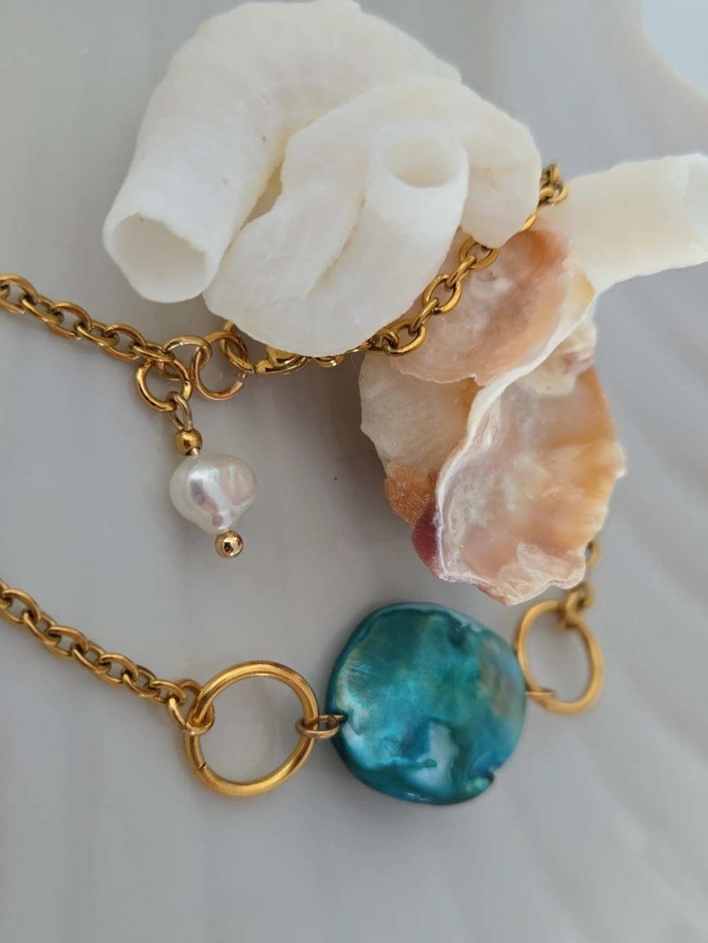 Gold-plated stainless steel bracelet with a pearl and blue mother-of-pearl.